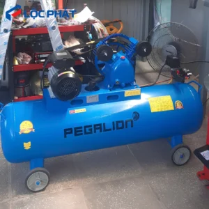 Máy nén khí Pegasus 1 cấp nén 2HP-120L-8Bar màu xanh dương, động cơ 100% dây đồng, bình chứa 120L, hoạt động bền bỉ.