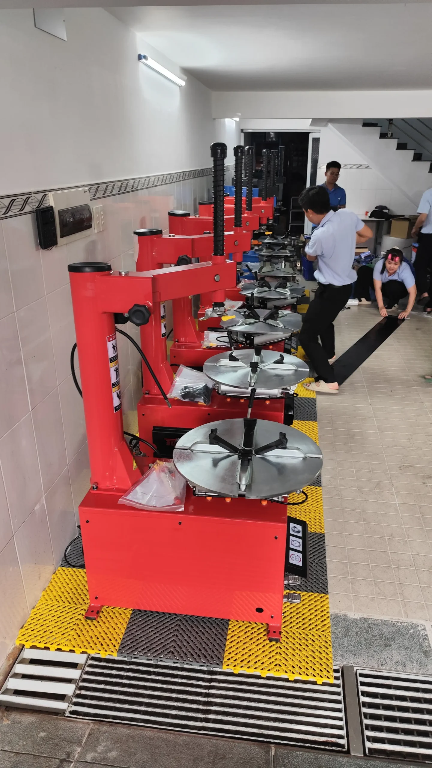 Máy sửa lốp màu đỏ - thiết bị thiết yếu cho garage tại Thiết Bị Lộc Phát