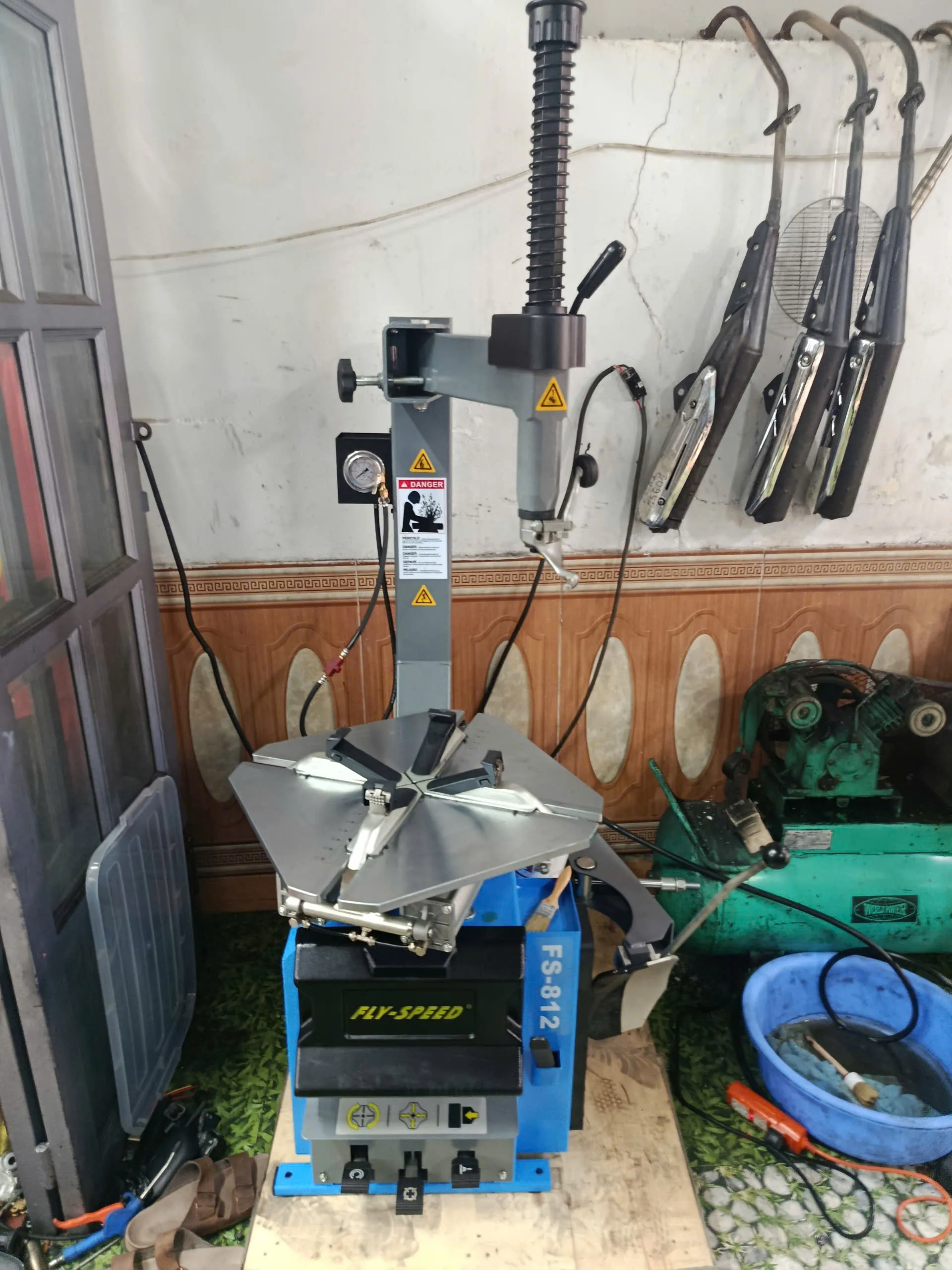 Máy tháo lốp Fly Speed FS-812 nhìn từ cạnh