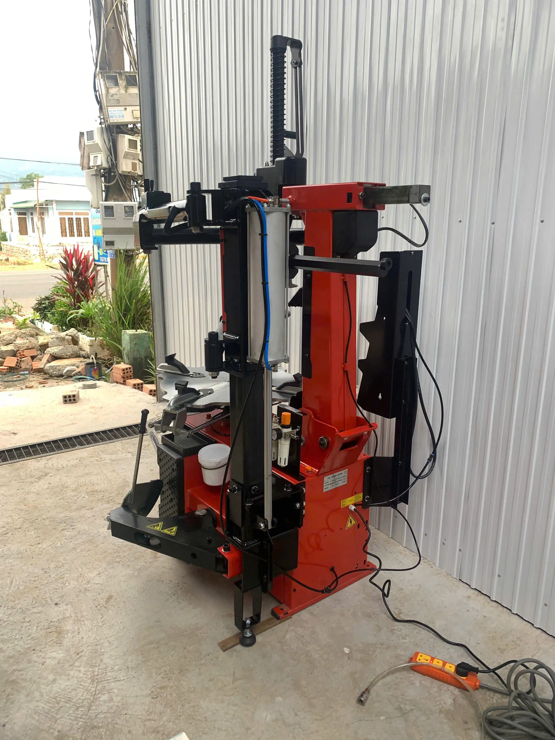 Máy tháo lốp Sun Tek LP-900 màu đỏ
