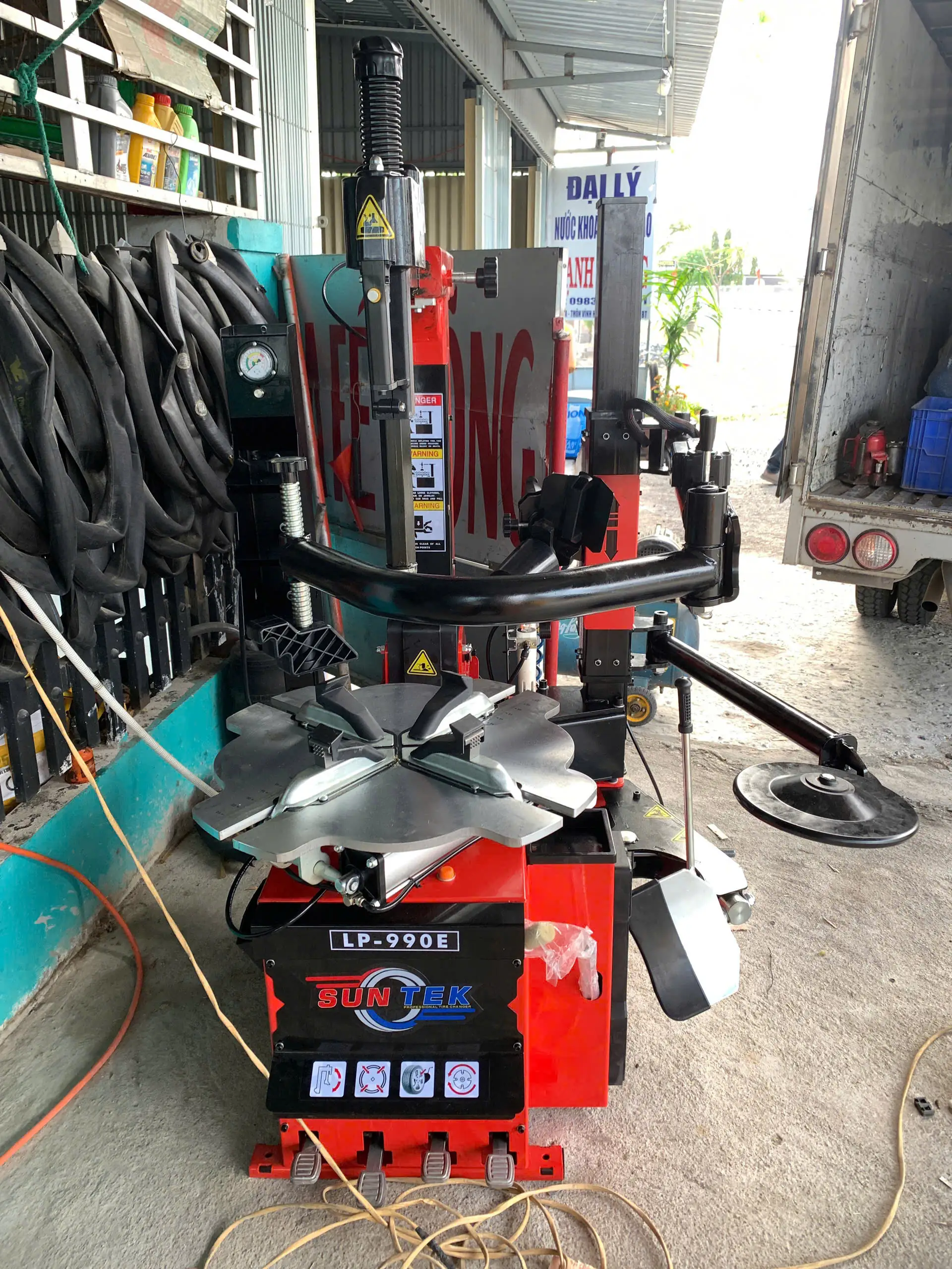Chi tiết máy tháo lốp Sun Tek LP-990E màu đỏ