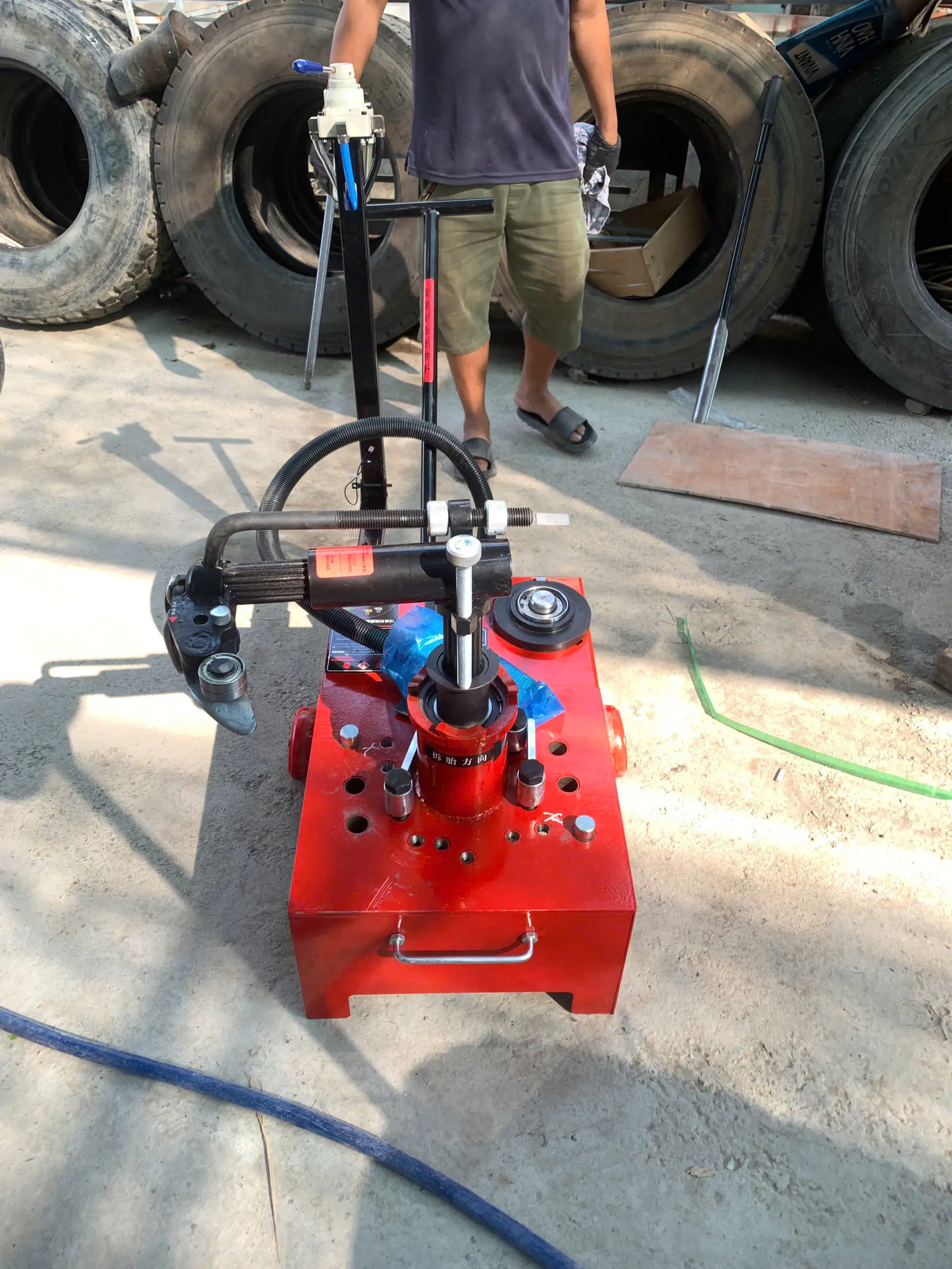Máy tháo lốp xe chuyên dụng nhìn từ cạnh