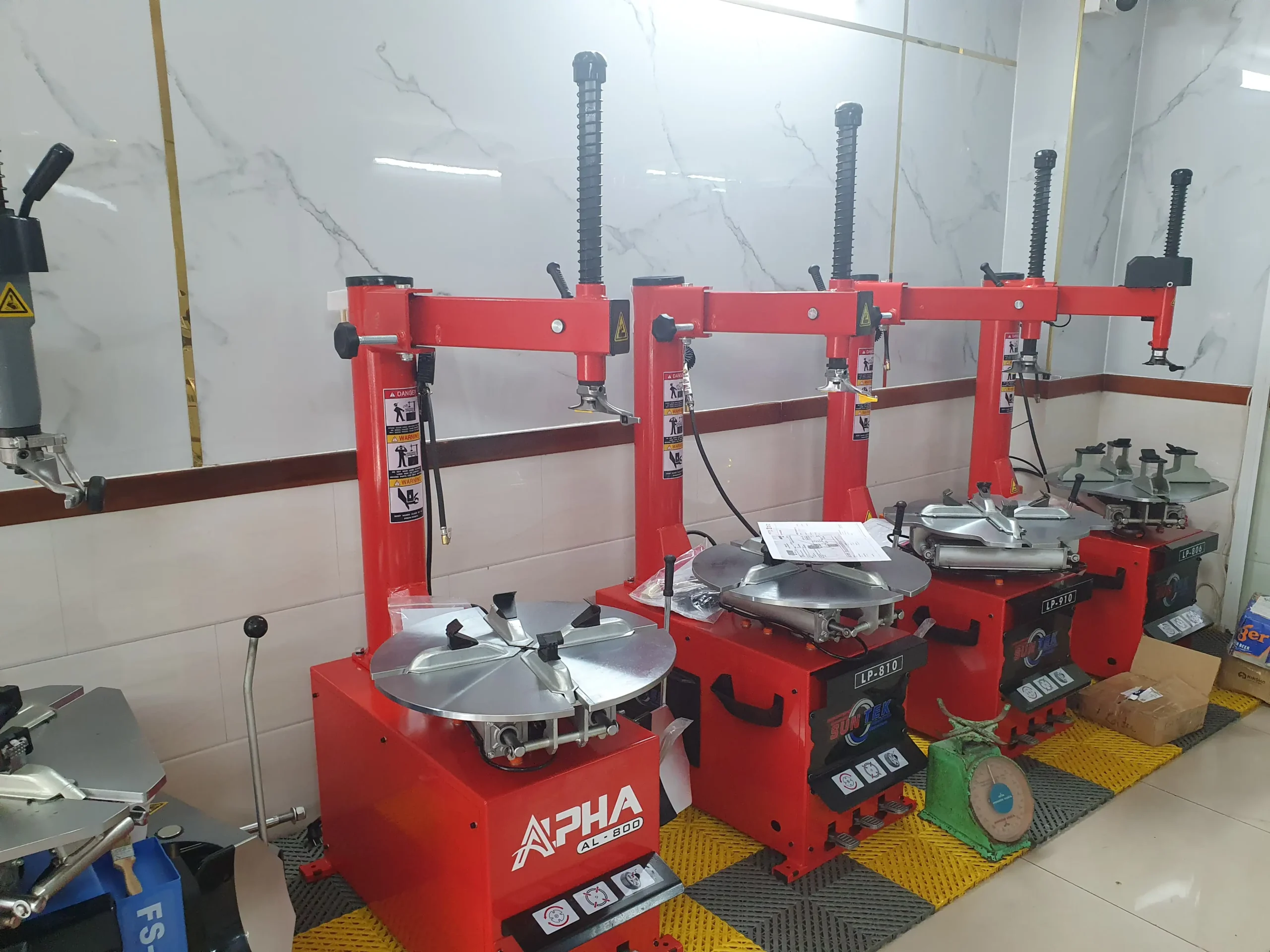 Máy thay lốp ô tô ALPHA AC-800 tại showroom Thiết Bị Lộc Phát
