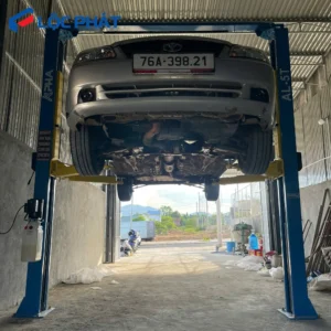 Nâng ô tô 2 trụ ALPHA AL-5T tải trọng 5000kg, xe đang được nâng lên.