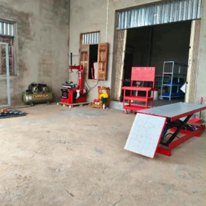 Bàn giao lắp đặt bàn nâng xe máy Lộc Phát đặt dương nền cùng máy ra vào lốp và máy nén khí