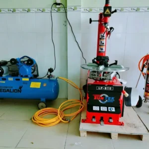 Bộ thiết bị rửa và sửa xe máy gồm máy nén khí Pegalion 2HP 120L, máy làm lốp Suntek LP-810 và bình bọt tuyết inox