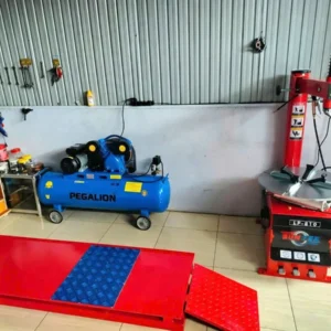 Dàn thiết bị sửa xe máy gồm bàn nâng thủy lực, máy ra vào lốp Suntek LP-810 và máy nén khí Pegalion 2HP 70L
