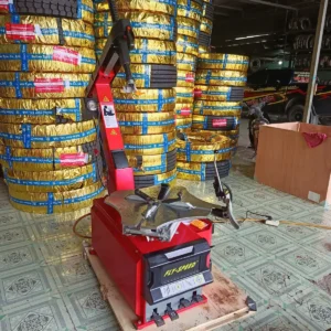 Hệ thống ép mép lốp trợ lực khí nén công suất lớn trên máy tháo lốp Fly Speed FS-850