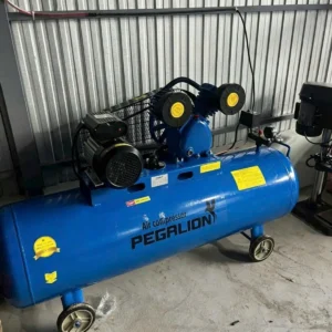 Cận cảnh thân bình chứa 120L sơn tĩnh điện và cụm đầu nén 2 xi lanh máy Pegalion 2HP