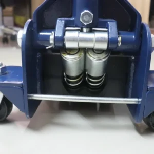 Cận cảnh cơ cấu 2 piston bơm kép thủy lực của kích cá sấu 3.5 tấn TH33502