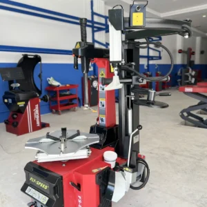 Dàn thiết bị làm lốp ô tô chuyên nghiệp gồm máy tháo vỏ Fly Speed FS-860 và máy cân mâm Omega tại showroom Lộc Phát