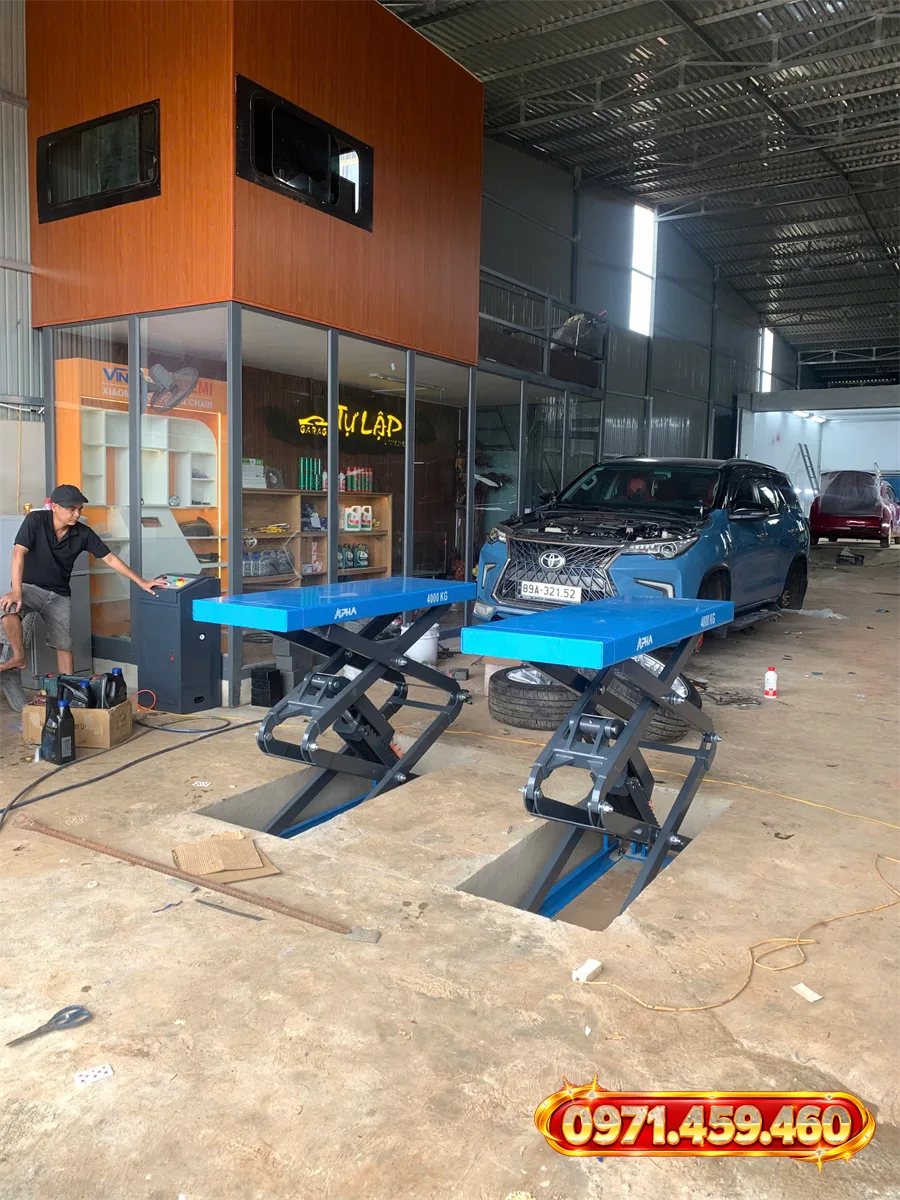Toàn cảnh khoang sửa chữa lắp đặt cầu nâng cắt kéo Alpha 4 tấn tại Garage Tự Lập