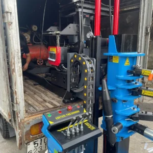Kỹ thuật viên Công ty Lộc Phát hoàn thiện lắp đặt và nghiệm thu máy tháo lốp Alpha AL-1300-SDL2