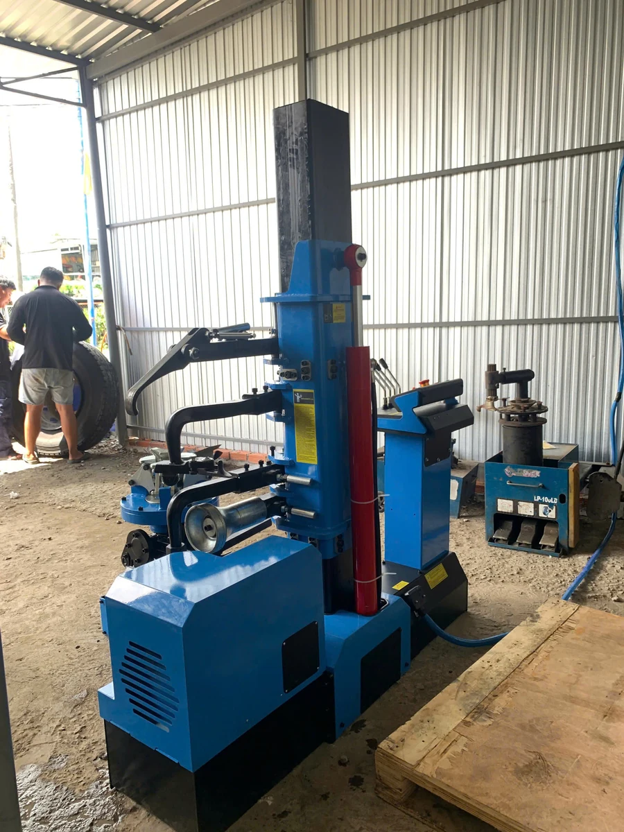 Máy tháo lắp lốp xe tải đa năng AL-1300 công suất 3KW tại xưởng sửa chữa