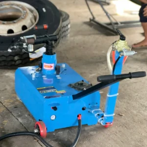 Máy tháo lốp xe tải dùng hơi SUNTEK QD-B kết nối dây hơi và bàn đạp tại xưởng làm lốp