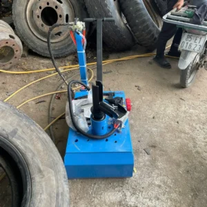 Thao tác móc lốp và ép tanh lốp xe tải không ruột cỡ lớn trên máy tháo lốp SUNTEK QD-B