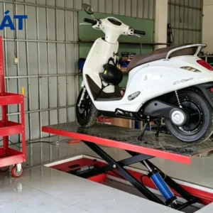 Thử tải thực tế xe máy điện trên bàn nâng âm nền Lộc Phát sức nâng 250kg tại xưởng sửa chữa