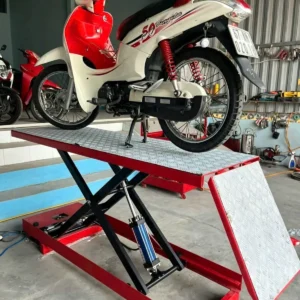 Thử tải xe máy trên bàn nâng xe máy Lộc Phát tiêu chuẩn hãng đặt dương nền 250kg