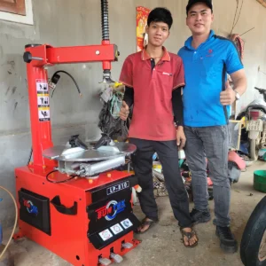 Kỹ thuật viên Lộc Phát bàn giao máy tháo vỏ SUNTEK LP-810 cho khách hàng