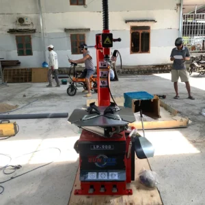 Kỹ thuật viên Lộc Phát bàn giao máy tháo vỏ SUNTEK LP-900 cho khách hàng