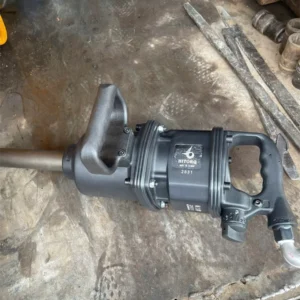Súng xiết bu lông 1 inch HITORQ 2631 trên bàn làm việc xưởng sửa chữa xe tải