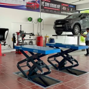 Cầu nâng ô tô kiểu xếp âm nền ALPHA AL-4XA bố trí đồng bộ cùng máy ra vào lốp và thiết bị xưởng