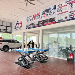 Không gian xưởng chăm sóc xe lắp đặt cầu nâng ô tô kiểu xếp âm nền ALPHA AL-4XA