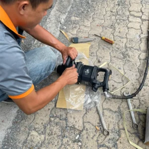 Kỹ thuật viên Lộc Phát lắp đặt tay cầm phụ súng bắn ốc HITORQ 2631