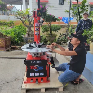 Kỹ thuật viên Lộc Phát căn chỉnh mâm kẹp chấu máy tháo vỏ SUNTEK LP-810