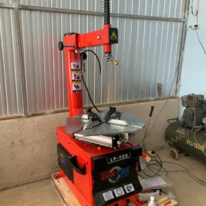 Kỹ thuật viên Thiết Bị Lộc Phát căn chỉnh mâm kẹp chấu máy tháo vỏ SUNTEK LP-900