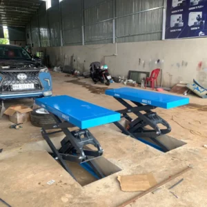 Cầu nâng cắt kéo âm nền ALPHA AL-4XA 4 tấn được đặt chuẩn xác trong hố móng bê tông