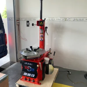 Máy tháo vỏ SUNTEK LP-810 đập hộp nguyên kiện trên pallet gỗ tại garage