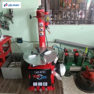Máy tháo vỏ SUNTEK LP-810 thực tế tại xưởng lắp đặt cùng máy nén khí