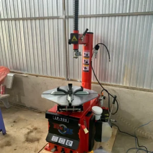 Máy tháo vỏ SUNTEK LP-900 đập hộp nguyên kiện trên pallet gỗ tại garage