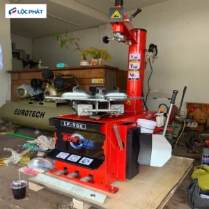 Máy tháo vỏ SUNTEK LP-900 thực tế tại xưởng lắp đặt cùng máy nén khí