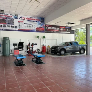 Tổng quan trung tâm chăm sóc xe hiện đại sử dụng cầu nâng ô tô kiểu xếp âm nền ALPHA AL-4XA